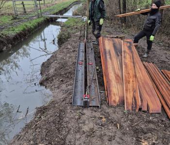 Voorbereidende werken voor het plaatsen van de damwand