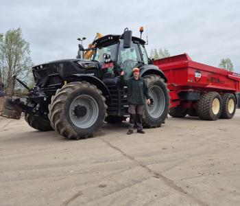 Chris met zijn nieuwe tractor Deutz-Fahr Agrotron 6210 Warrior en nieuwe BECO Maxxim 240 2-assige gronddumper