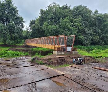 De voetgangersbrug is geplaatst over de Kleine Nete