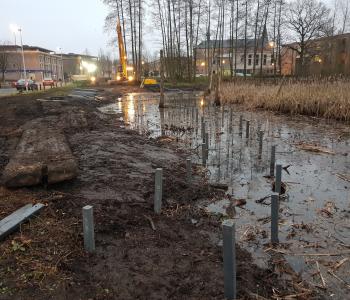Plaatsen grondankers voor het knuppelpad