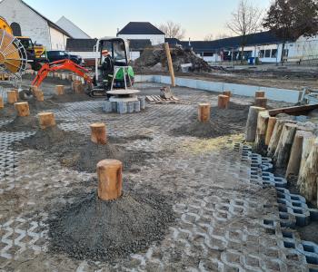 Aanleg speelzone met stapstammen