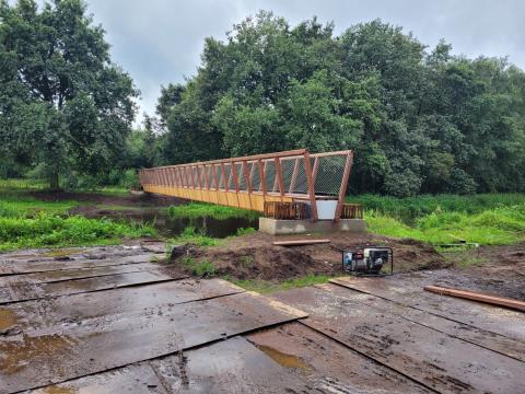 De voetgangersbrug is geplaatst over de Kleine Nete