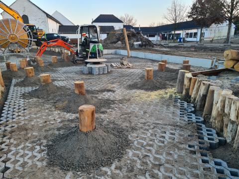 Aanleg speelzone met stapstammen