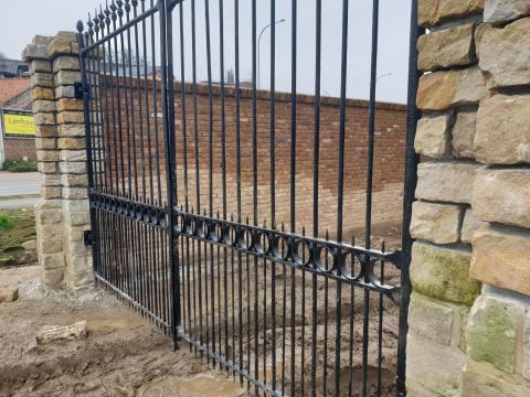 Nieuwe smeedijzeren poort